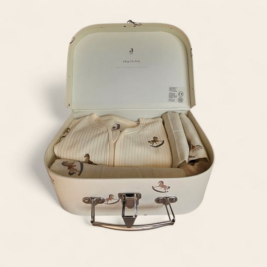 Kraamcadeau Nostalgic Ride – groot koffertje met Jollein slaapzak en babyartikelen van Jollein