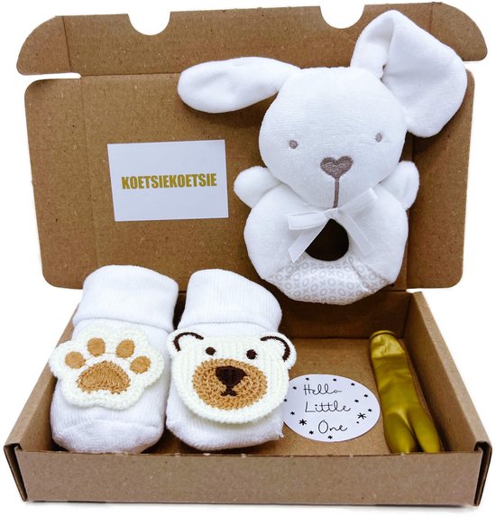 Kraamcadeau of zwangerschapfelicitatie brievenbus met rammelaar en babysokjes - kan ook rechtstreeks als cadeau worden opgestuurd van Dikkieteenzokken.