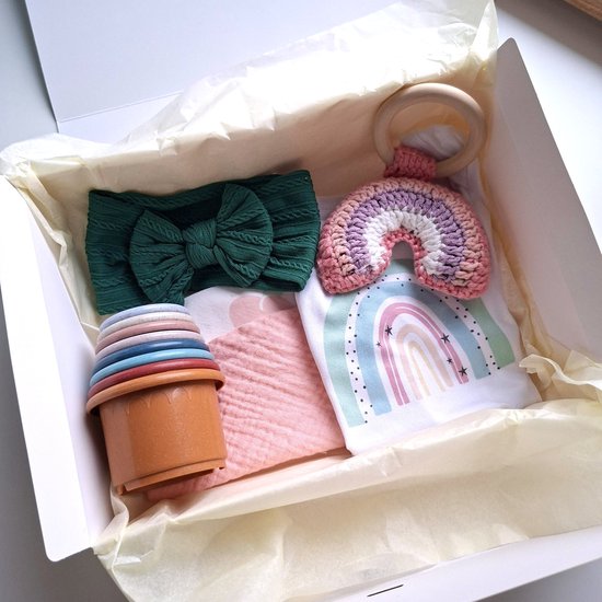 Kraamcadeau pakket - meisje - kleurrijk - stapeltoren - regenboog - Babyshower cadeau - Kraammand - Babycadeau van Merkloos