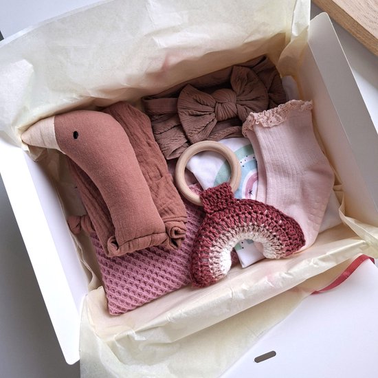 Kraamcadeau pakket - meisje - oudroze- eend - regenboog - Babyshower cadeau - Kraammand - Babycadeau van Pippeloentje