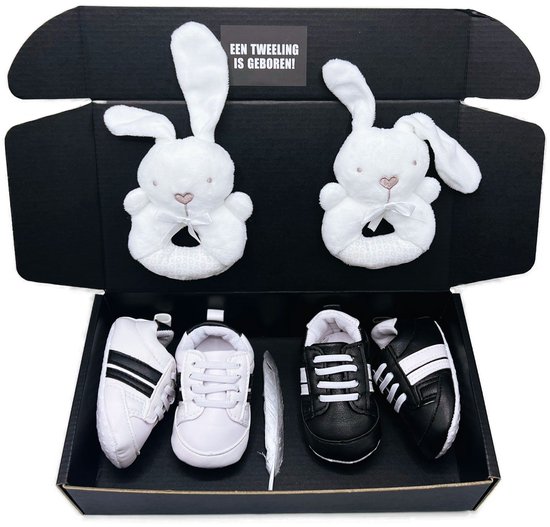 Kraamcadeau tweeling, cadeau geboorte tweeling met babyschoentjes en rammelaar - kan ook rechtstreeks worden verstuurd van Digifoto.