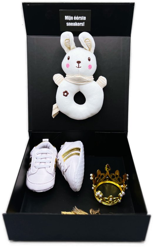 Kraamcadeau unisex met rammelaar en babyschoentjes, kan ook rechtstreeks worden opgestuurd van Boris & Brambles