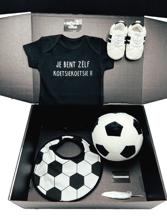 kraamcadeau voetbalbox baby met romper en babysneakers - keuze uit rompers - rechtstreeks opsturen ook mogelijk - kraampakket - babyshower van Deem Design.