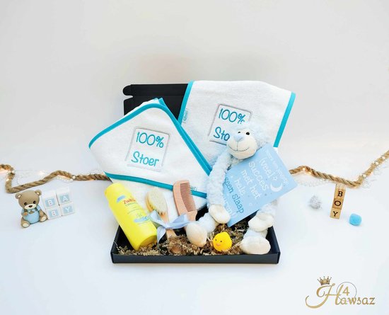 Kraamcadeau voor jongen 8 stuks 100% Stoer - Hawsaz.nl cadeau - Babyknuffel - Slabbetje - Kraamcadeau - Gepersonaliseerd cadeau - Babydeken - Babygeschenksets - Geboortecadeau - Babyverzorging - Babyset - Zwitsal - Babypakket - Badcape - Tweeling van Hawsaz.nl