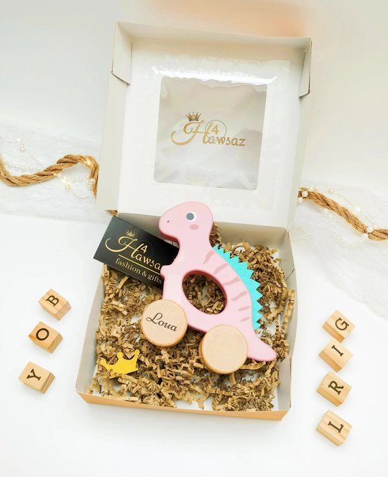 Kraamcadeau voor jongen en meisje met naam - Hawsaz.nl cadeau - Houten speelgoed dino - Baby speelgoed - Naam graveren - babycadeaus - Baby gift - Geboortecadeau - Gepersonaliseerd - Verjaardag cadeau - Kinderkammer decoratie - Motoriek speelgoed van Hawsaz.nl