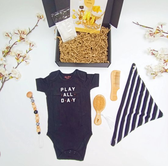 Kraamcadeaus - Genderneutraal cadeau - Gepersonaliseerd cadeau - Kam en borstel - Geboortecadeau - Rompertje - Graveren met naam - Borduren met naam - Hawsaz.nl Cadeau- babysets - Speenkoord - Baby kleding - Zwitsal - Babycadeau - Luxe cadeau van Hawsaz.nl