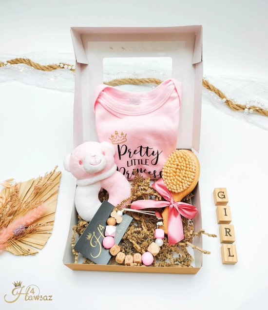 Kraamcadeauset 4 stuks - Hawsaz.nl cadeau - Cadeaubox - Cadeau met naam - Kraamcadeau - Gepersonaliseerd cadeau - Babygeschenksets - Geboortecadeau - Kraampakket - Bijtring - Rammelaar- Baby borstel hout - Speenkoord - Geschenkset - Rompertje van Hawsaz.nl