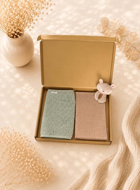 Kraampakket beige / groen - Hydrofiele Knuffeldoek & Slab 100% Katoen - Baby Cadeauset - babyshower - neutraal - jongen - meisje - Gouden Geschenkverpakking - Brievenbus Kraamcadeau van Kraampakket