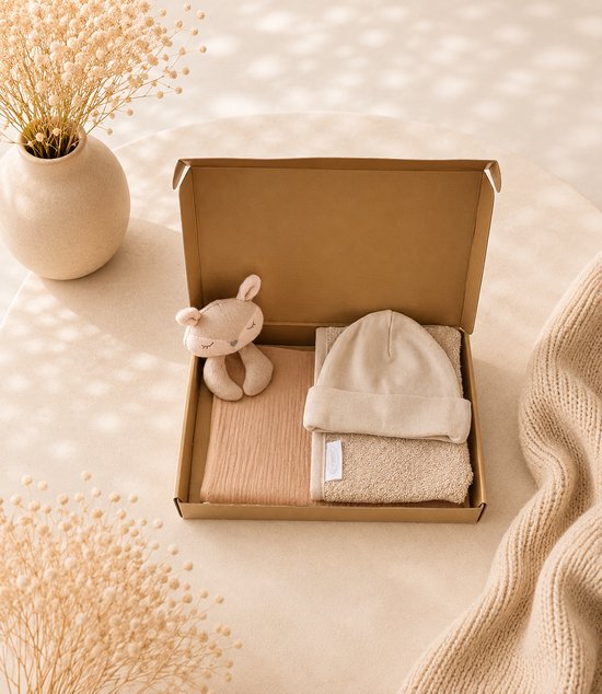Kraampakket beige – Hydrofiele Knuffeldoek, Baby Mutsje & Slab – neutraal kraamcadeau – baby meisje / jongen – babyshower – Luxe Gouden Geschenkverpakking – Brievenbus Kraamcadeau