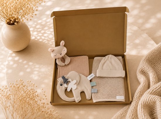Kraampakket beige – Hydrofiele Knuffeldoek, Baby speenkoord, muts & Slab – neutraal kraamcadeau – baby meisje / jongen – babyshower – Luxe Gouden Geschenkverpakking – Brievenbus Kraamcadeau