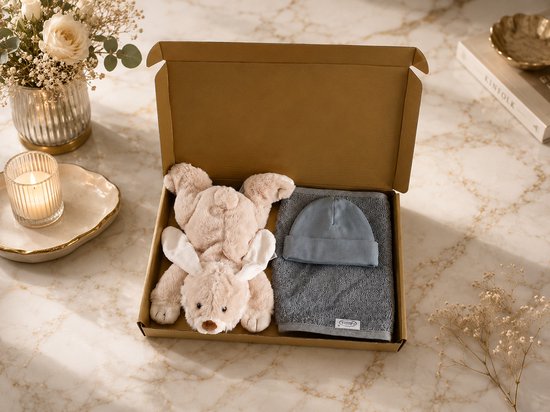 Kraampakket beige / lichtblauw – Knuffel Konijn, Baby Mutsje & Slab – jongen – babyshower – Luxe Gouden Geschenkverpakking – Brievenbus Kraamcadeau