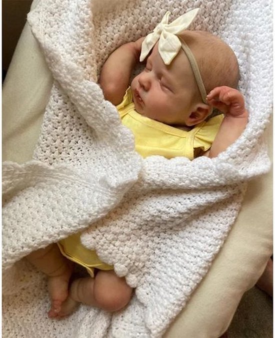 Levensechte babypop Loulou - Zacht knuffelig lichaam - 50 cm van Bayer Design