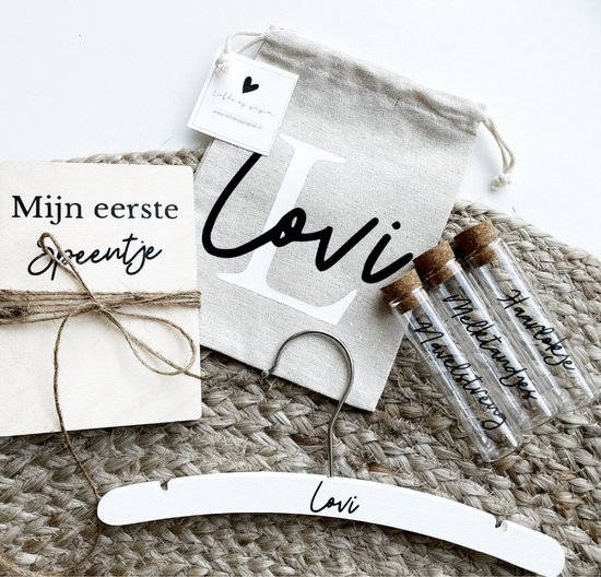 Liefde op papier| Kraamcadeau met naam | Geboortecadeau | Gepersonaliseerd | Newborn| Newborn cadeau| Babygeschenkset van Merkloos