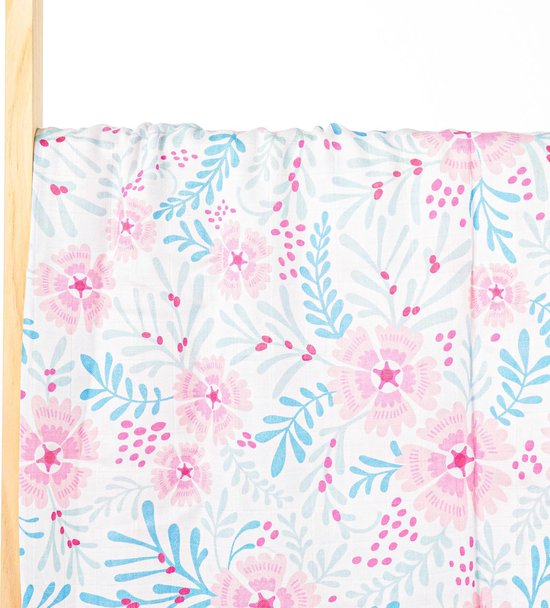 Louka swaddle bloemen - hydrofiel doek XL - 125x110 cm - 70% bamboe 30% katoen van Louka.