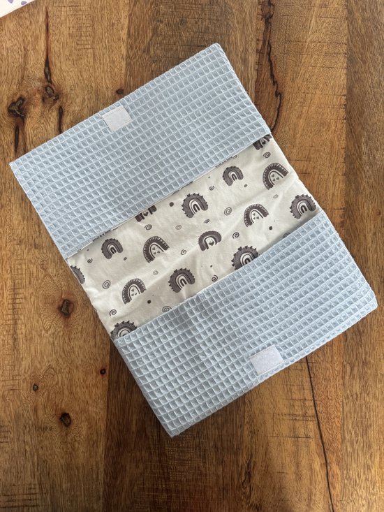 Luieretui lichtblauw met regenboogjes van Fresk