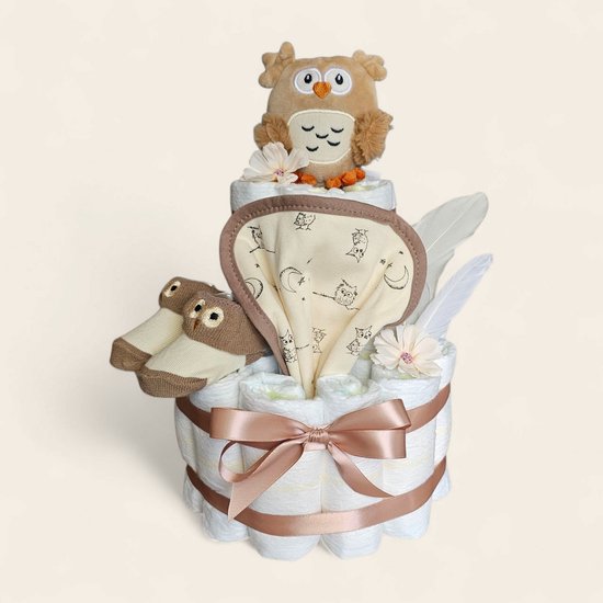 Luiertaart bruin uil 2 laags - met rammelaar, sokjes, slabber en pampers