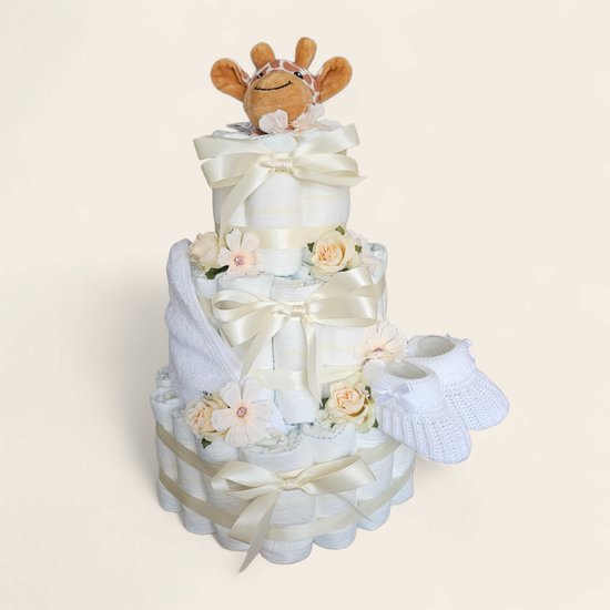 Luiertaart - creme - 3 laags - sokjes - pamper - knuffels - spuugdoekje van Geboortetaartje
