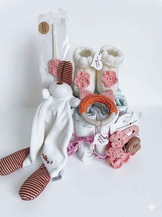 Luiertaart | Meisjes | Handgemaakte bijtring | Handgemaakte Babyslofjes | | Haarclip | Haarband | Speenkoord | Knisperkonijn | Pampers luiers | Kraamcadeau | Babyshower | Maminobaby.nl