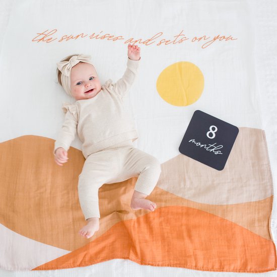 Lulujo Baby's First Year - swaddle & cards - Sunrise van Merkloos