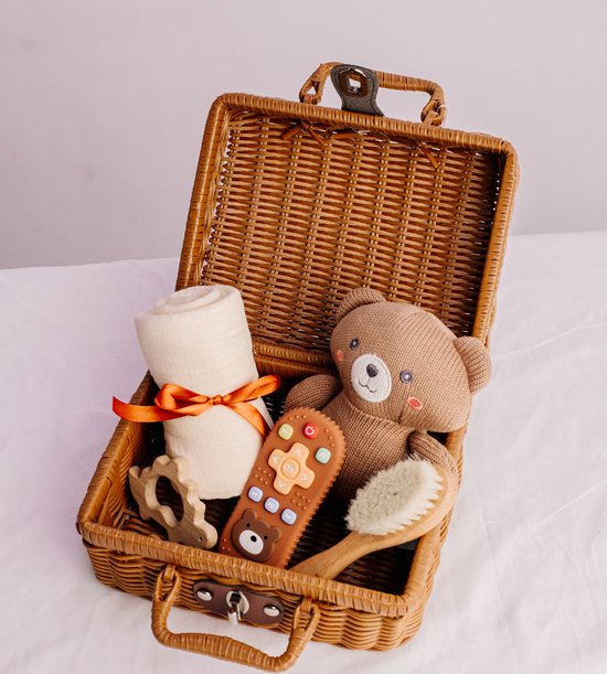 Luxe Baby Geschenk Set Beertje - Inclusief Rieten Mand! - Kraamcadeau - Natuurlijke Materialen - Unisex Baby Cadeau - Giftset - Babyshower - Kraamvisite van Luxe