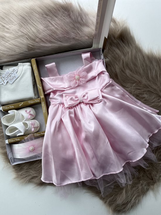 luxe feestjurk-Baby jurk-doopjurk -dooppakje-onderhemd-haarband-schoentjes- pasgeboren-new born-geschenkset -geschenkdoos-kraamcadeau-fotoshoot newborn-doopsel-4 delige set-roze kleur-strikje-maat 56/62 (0 tem 4 maanden) van Luxe