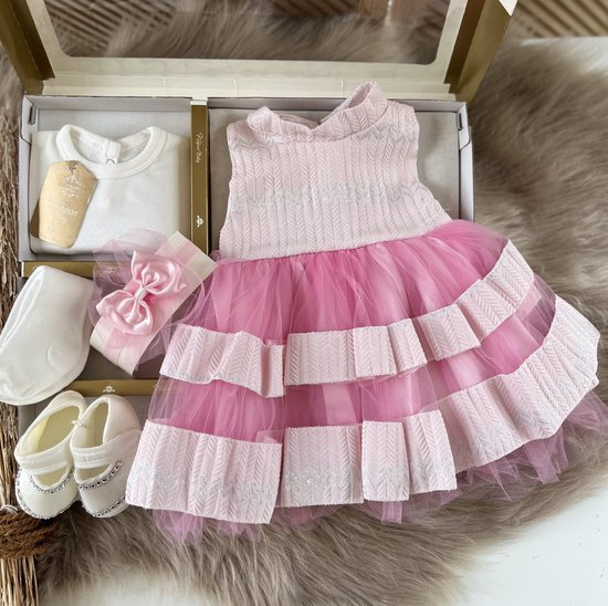 luxe feestjurk-bruidsjurk-Baby jurk-doopjurk -doopkleedje-onderhemd-haarband-kousenbroek-schoentjes- pasgeboren-new born-geschenkset -geschenkdoos-kraamcadeau-fotoshoot newborn-doopsel-5 delige set-roze kleur-maat 56/62 (0 tem 4 maanden) van Luxe