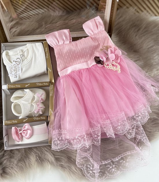 luxe feestjurk-bruidsjurk-Baby jurk-doopjurk -doopkleedje-onderhemd-haarband-schoentjes- new born-geschenkset -geschenkdoos-kraamcadeau-fotoshoot newborn-doopsel-4 delige set-fluo roze kleur-maat 56/62 (0 tem 4 maanden) van Luxe