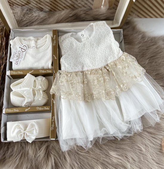 luxe feestjurk-bruidsjurk-Baby jurk-doopjurk -doopkleedje-onderhemd-haarband-schoentjes- pasgeboren-new born-geschenkset -geschenkdoos-kraamcadeau-fotoshoot newborn-doopsel-4 delige set-goud wit-maat 56/62 (0 tem 3maanden) van Luxe