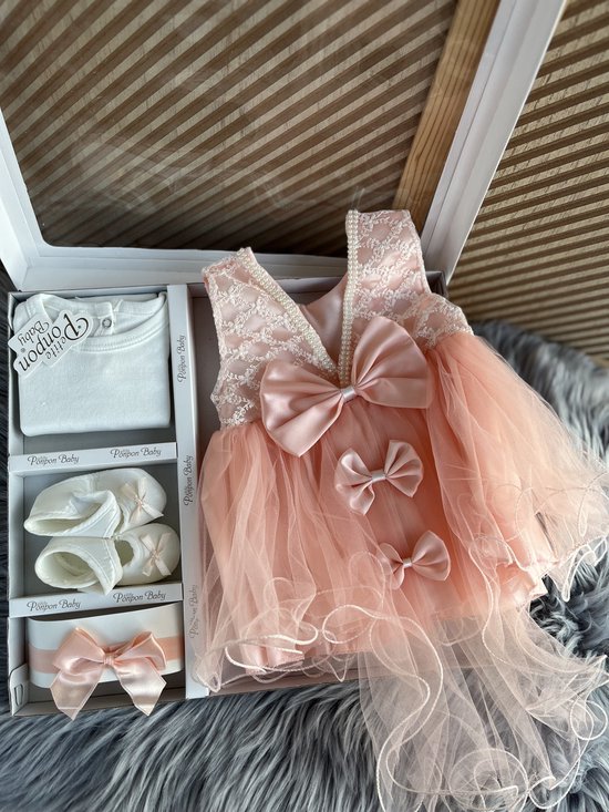 luxe feestjurk-bruidsjurk-Baby jurk-doopjurk -dooppakje-jurk-onderhemd-haarband-schoentjes- pasgeboren-new born-geschenkenset-geschenkdoos-kraamcadeau-fotoshoot newborn-4 delige set-zalmkleur feestjurk-tule jurk met staart-maat 56/62 (0 tem 3 maanden van Petit Papillon