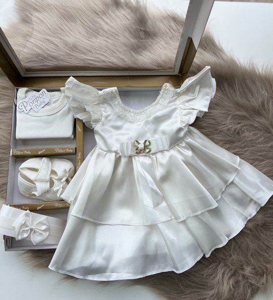 luxe feestjurk-bruidsjurk-Baby jurk-doopjurk -dooppakje-onderhemd-haarband-schoentjes- pasgeboren-new born-geschenkset -geschenkdoos-kraamcadeau-fotoshoot newborn-doopsel-4 delige set-ivoorkleur-wit-maat 56/62(0 tem 4 maanden) van Luxe