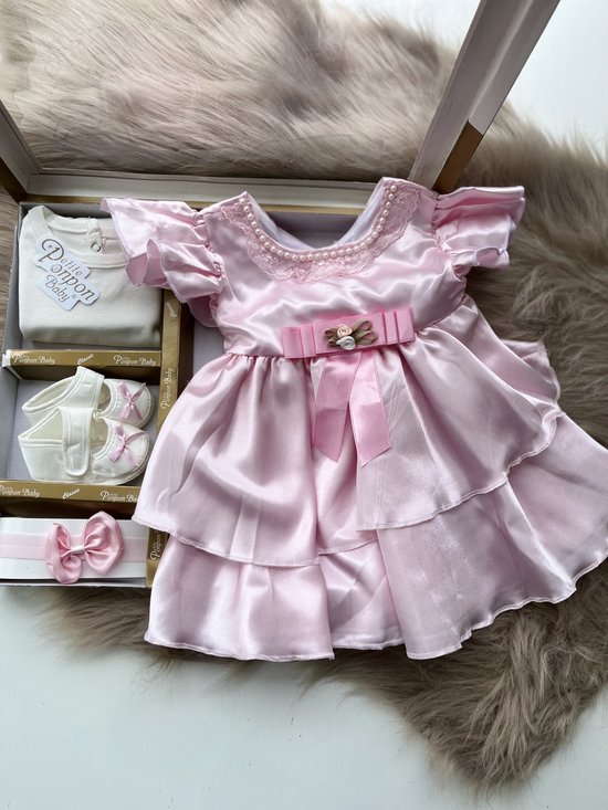 luxe feestjurk-bruidsjurk-Baby jurk-doopjurk -dooppakje-onderhemd-haarband-schoentjes- pasgeboren-new born-geschenkset -geschenkdoos-kraamcadeau-fotoshoot newborn-doopsel-4 delige set-roze kleur-maat 56/62 (0 tem 4 maanden) van LUXE.