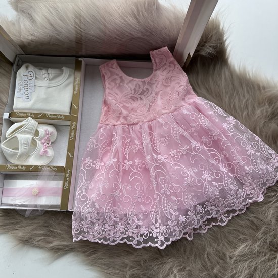 luxe feestjurk-bruidsjurk-Baby jurk-doopjurk -dooppakje-roze jurk-onderhemd-haarband-schoentjes-new born-geschenkenset -geschenkdoos-kraamcadeau-fotoshoot -4 delige set-bloemenmotief-tule jurk met strik-maat 56/62(0 tem 4 maanden) van Luxe