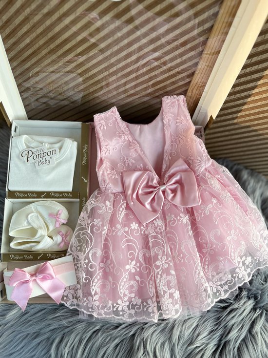 luxe feestjurk-bruidsjurk-Baby jurk-doopjurk -dooppakje-roze jurk-onderhemd-haarband-schoentjes-new born-geschenkenset -kraamcadeau-fotoshoot -4 delige set-bloemenmotief-tule jurk met strik-maat 56/62(0 tem 4 maanden) van Kledingschaar.