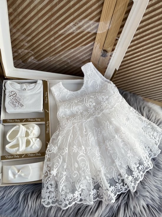 luxe feestjurk-bruidsjurk-Baby jurk-doopjurk -dooppakje-witte jurk-onderhemd-haarband-schoentjes- new born-geschenkdoos-kraamcadeau-fotoshoot newborn-4 delige set-bloemenmotief-tule jurk met strik-maat 56/62 (0 tem 4 maanden) van MAMALICIOUS BABY.