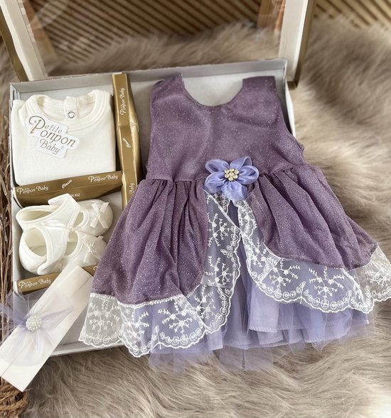 luxe feestjurk-bruidsjurk-Baby jurk-tule jurk-doopjurk -doopkleedje-onderhemd-haarband-schoentjes- new born-geschenkset -geschenkdoos-kraamcadeau-fotoshoot newborn-doopsel-4 delige set- lila kleur-maat 56/62 (0 tem 4 maanden) van Luxe