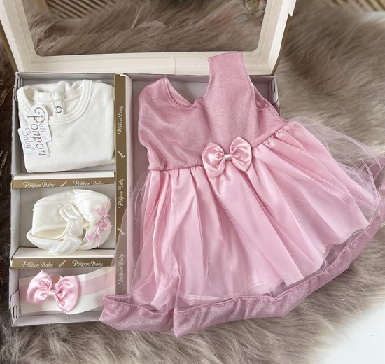 luxe feestjurk-bruidsjurk-Baby jurk-tule jurk-doopjurk -doopkleedje-onderhemd-haarband-schoentjes- new born-geschenkset -geschenkdoos-kraamcadeau-fotoshoot newborn-doopsel-4 delige set-roze kleur-maat 56/62 (0 tem 3 maanden) van LUXE.