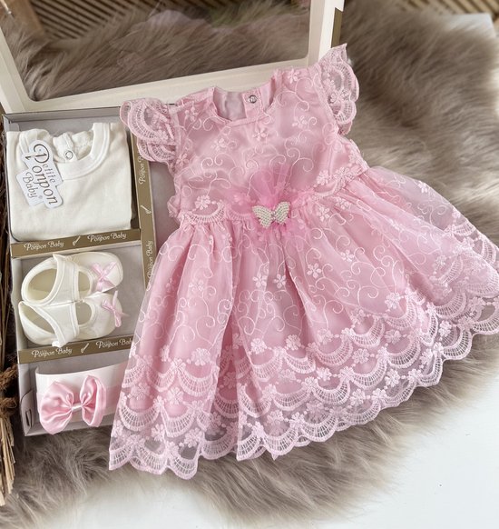 luxe feestjurk-bruidsjurk-Baby jurk-tule jurk-doopjurk -doopkleedje-onderhemd-haarband-schoentjes-vlinder-new born-geschenkdoos-kraamcadeau-fotoshoot newborn-doopsel-4 delige set-roze kleur-maat 56/62 (0 tem 4 maanden) van VIJOLENCE