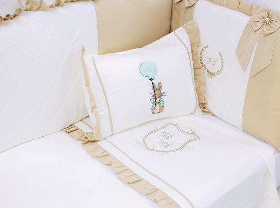Luxe Gepersonaliseerde Beige en Witte Babybedset met Borduurwerk, Decoratieve Strikken en Bedomran 100x150 cm, Coton /Luxury Personalized Beige & White Crib Bedding Set with Embroidery, Decorative Bows, and Bed Bumper (Duvet cover 100x150 cm) van Merkloos