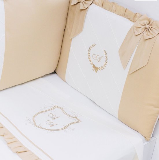 Luxe Gepersonaliseerde Beige en Witte Babybedset met Borduurwerk, Decoratieve Strikken en Bedomran 110x160 cm, Coton /Luxury Personalized Beige & White Crib Bedding Set with Embroidery, Decorative Bows, and Bed Bumper (Duvet cover 110x160 cm) van Merkloos