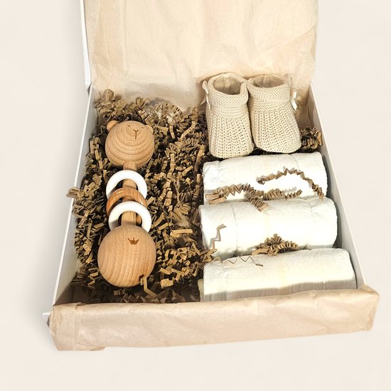 Luxe kraamcadeau baby – stijlvol en compleet geboorte cadeau - met rammelaar - slofjes - luiers in luxe magneetdoos van Merkloos