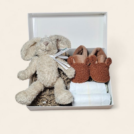 Luxe kraamcadeau – met luiers, Apollo slofjes en knuffel Rabbit Rana van Merkloos