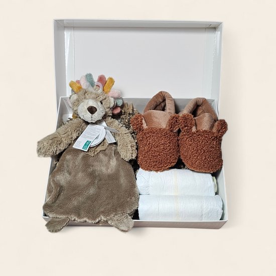 Luxe kraamcadeau – met luiers, Apollo slofjes en Leeuwtje Tuttle van Happy Horse van Merkloos