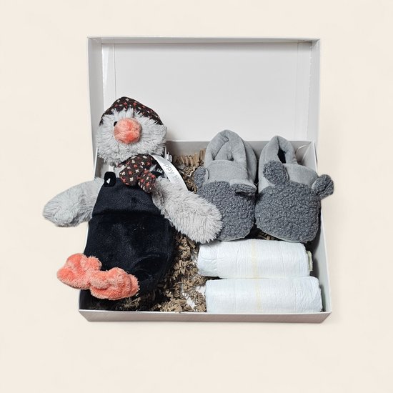Luxe kraamcadeau – met luiers, Apollo slofjes en Pinguïn Polar knuffel van The Happy Penguin.