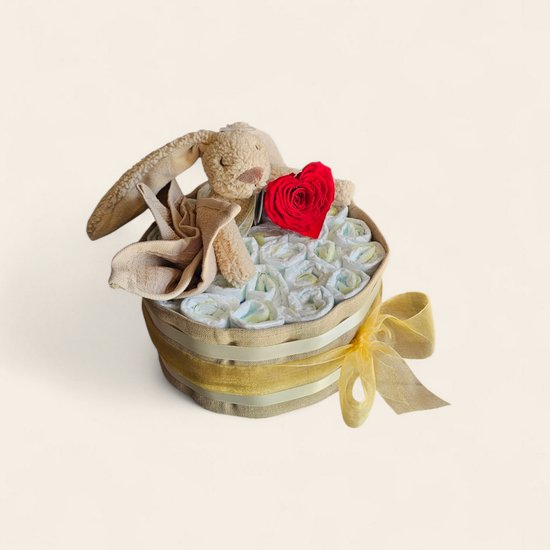 Luxe Luiertaart met Happy Horse gerecyclede knuffel & rode roos in hartvorm – 24 Pampers maat 2, hydrofiele doek & spuugdoekje van Bebetos