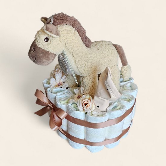 Luxe Luiertaart met Happy Horse knuffel, Liewood slabber, gehaakte slofjes & 21 Pampers maat 2 – feestelijk verpakt kraamcadeau van BamBam