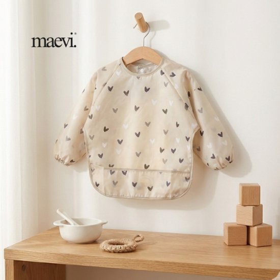 Maevi® Baby Schort / Slabber - Kleur: Beige - Hartjes / Hearts - Luxe Babyslabber - Eerste hapjes - Waterdicht - Maat: 6-18 Maanden - Slabbertje voor Baby's - Babyvoeding / Eten Bescherming - Lange Mouwen van Merkloos