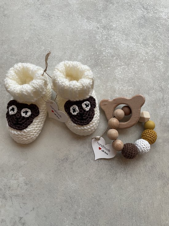 Maminobaby.nl | Baby geschenkset | Beer | Gehaakte babyslofjes | Kraamcadeu | Handgemaakte bijtring | Handgemaakte speenkoord | Babyshower van Merkloos