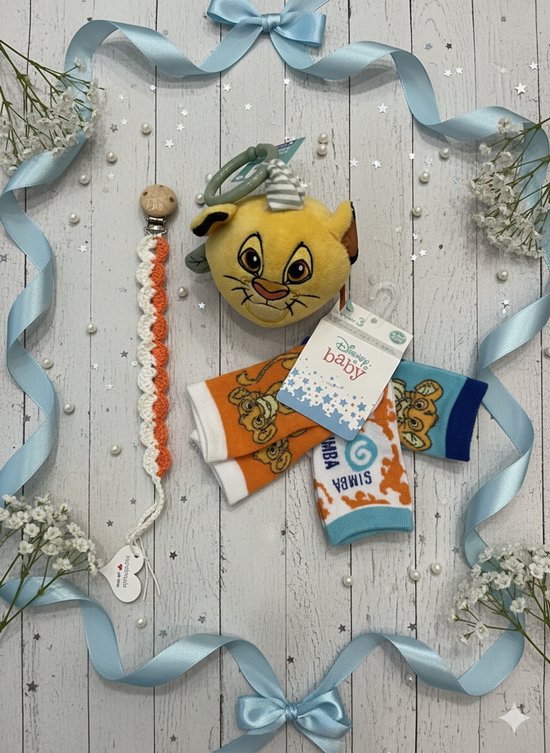 Maminobaby.nl | Baby geschenkset jongens | Clementoni soft squeezy rattles | Handgemaakte speenkoord | 3-delige sokjes | Kraamcadeau | Babyshower