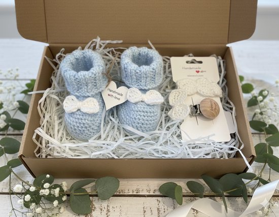Maminobaby.nl baby geschenkset jongens | Handgemaakt | Babyslofjes | Speenkoord | Kraamcadeu | Babyshower van Merkloos
