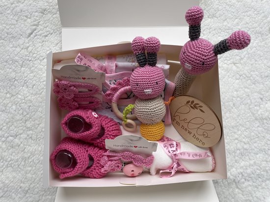 Maminobaby.nl - Baby Geschenkset meisje | Bijtring | Rammelaar en pieper | Haarclip | Speenkoord | Rammelaar | Babyslofjes | Hydrofiele doek | Slabbetje | Kraamcadeau | Babyshower | Handmade | Baby cadeau | Newborn van Merkloos